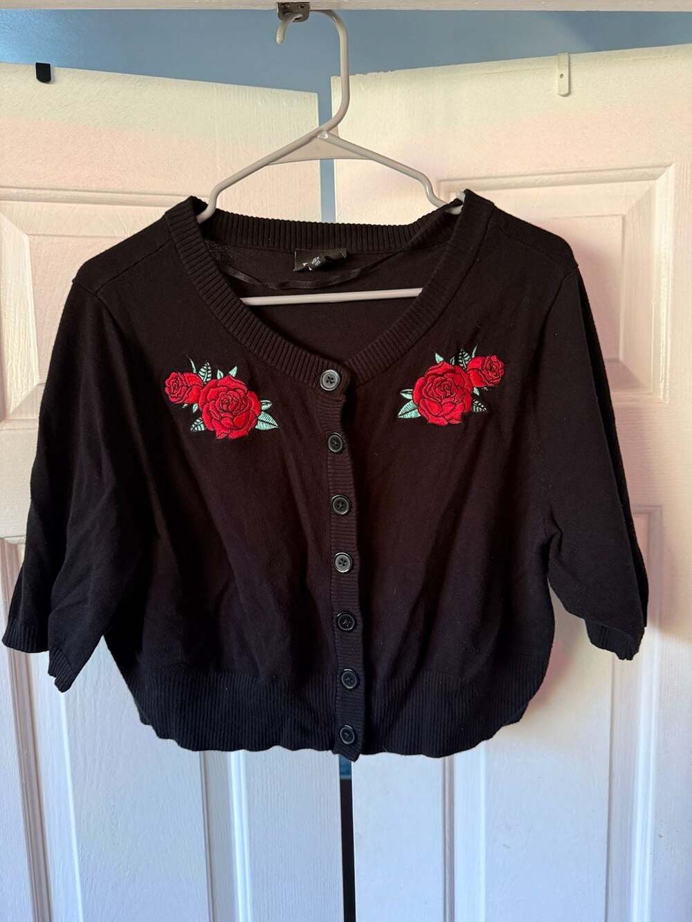 Retro Chic by Torrid Black Rose Embroidered Cropped Cardigan Size 2 NWOT